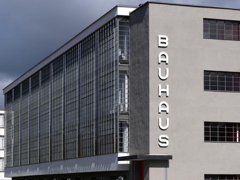 Blick auf das Bauhausgebäude in Dessau-Roßlau. 