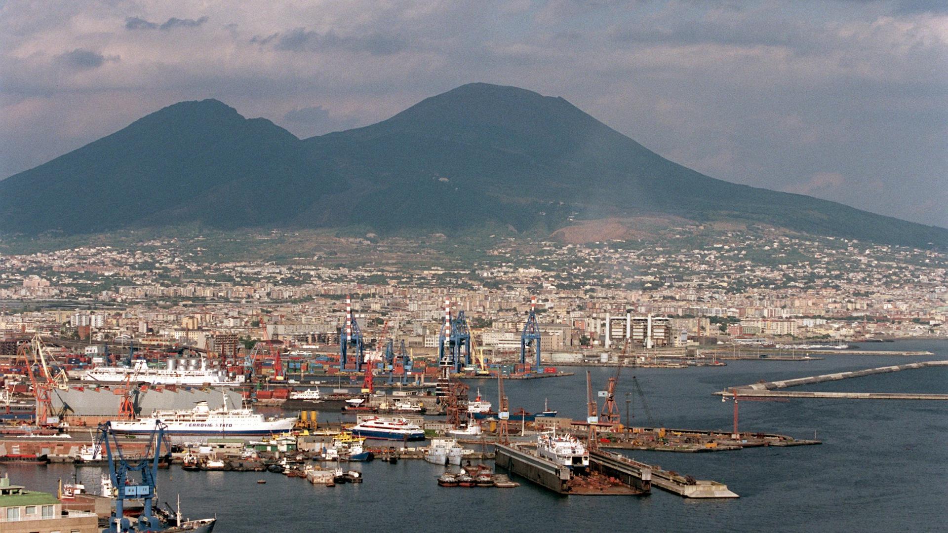 Die Stadt Neapel, im Hintergrund der Vesuv
