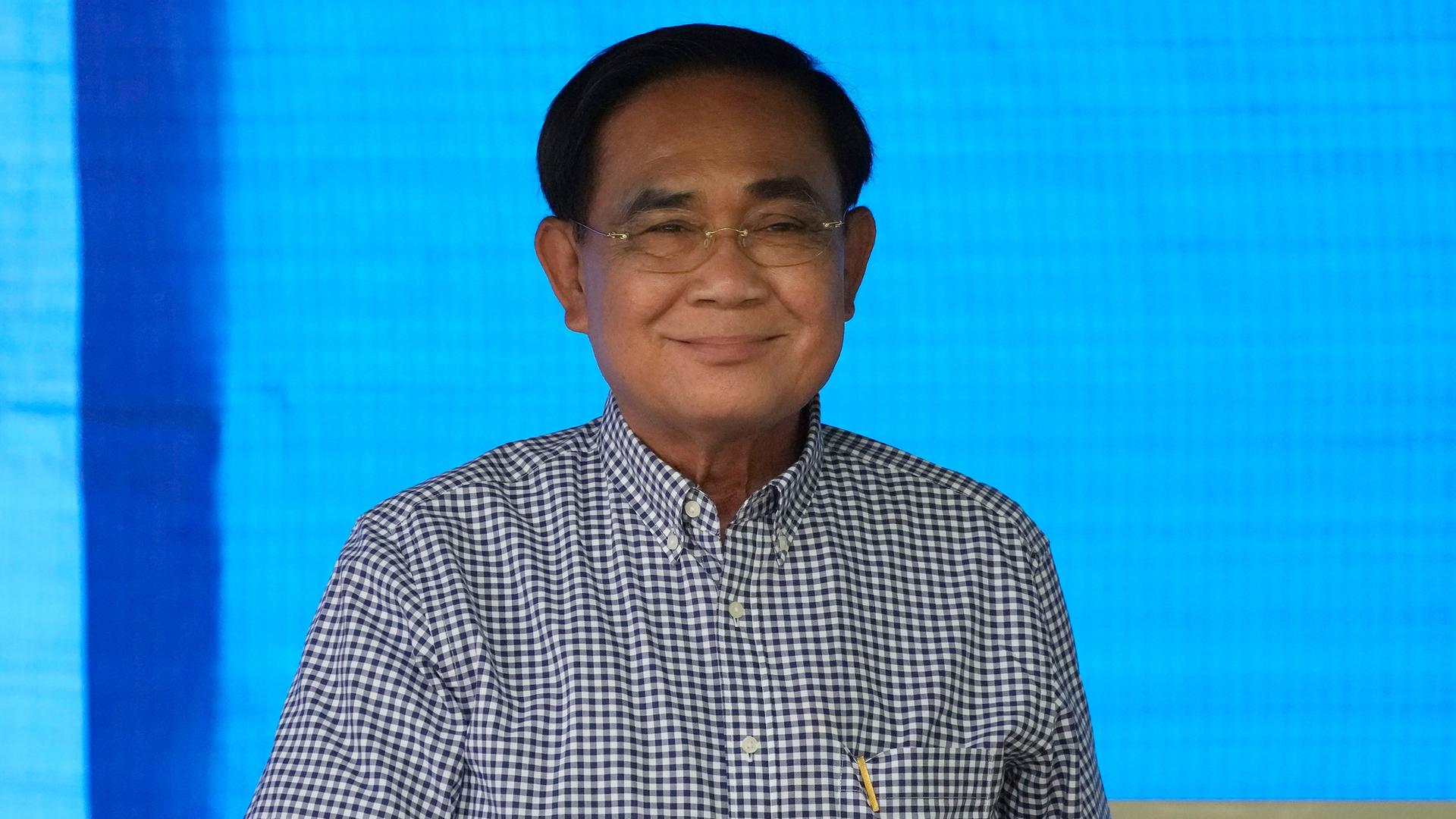 Thailand, Bangkok: Prayut Chan-O-Cha, Premierminister von Thailand, gibt seine Stimme ab während der Parlamentswahlen in einem Wahllokal. Thailand, Bangkok: Prayut Chan-O-Cha, Premierminister von Thailand, gibt seine Stimme ab während der Parlamentswahlen in einem Wahllokal.