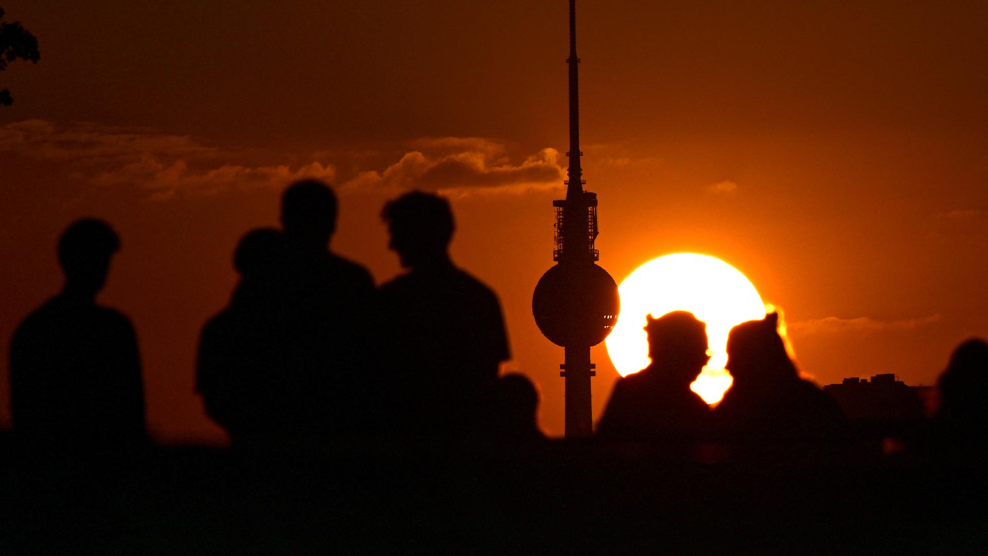 Silhouetten von Personen und dem Berliner Fernsehturm vor einem Sonnenuntergang. Silhouetten von Personen und dem Berliner Fernsehturm vor einem Sonnenuntergang.