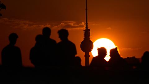 Silhouetten von Personen und dem Berliner Fernsehturm vor einem Sonnenuntergang. Silhouetten von Personen und dem Berliner Fernsehturm vor einem Sonnenuntergang.