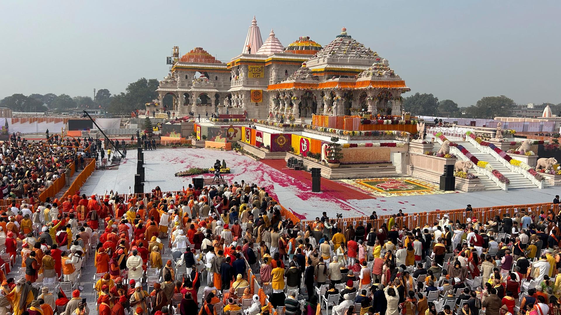 Indien, Ayodhya: Ein Blick auf das Publikum während der Eröffnung eines Tempels, der der Hindu-Gottheit Lord Ram gewidmet ist, in Ayodhya, Indien.