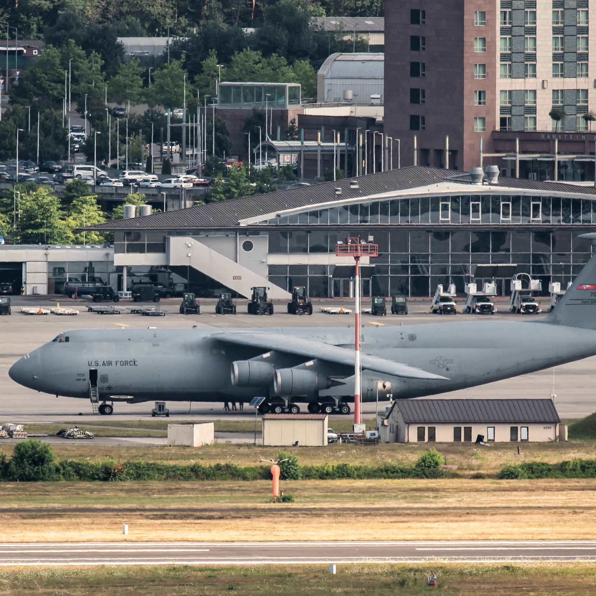 Eine Lockheed C-5B Galaxy der US Air Force steht auf dem Rollfeld der Ramstein Air Base