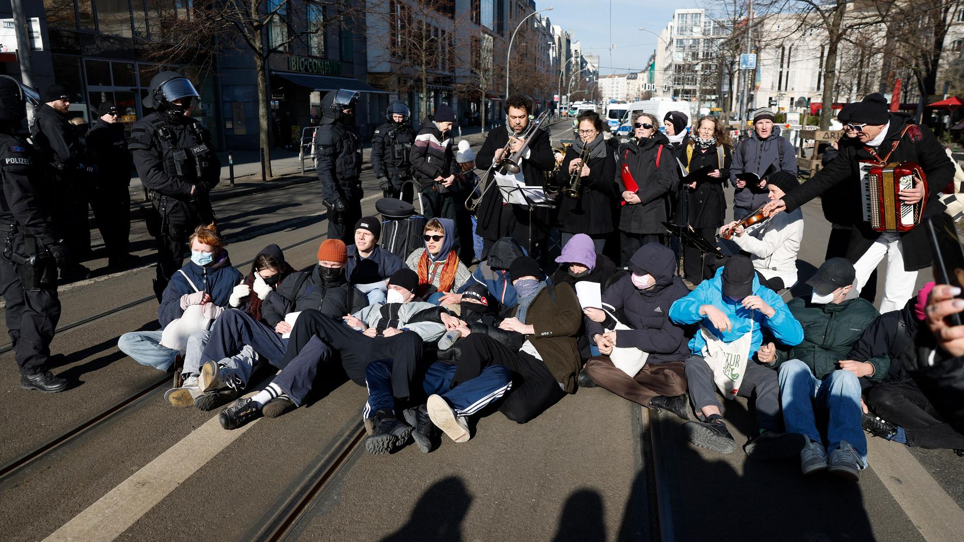 Demonstranten in Berlin versuchen, einen Neonazi-Aufmarsch mit einer Sitzblockade zu behindern. 