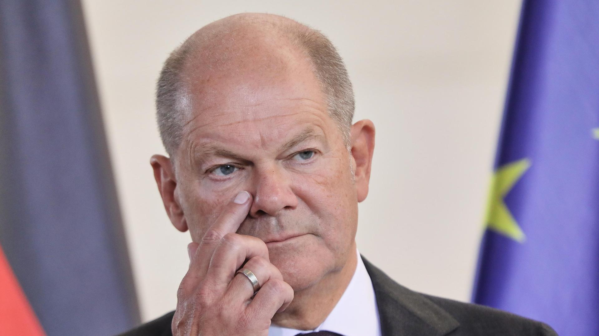 Bundeskanzleramt, Empfang des britischen Premierministers durch den deutschen Bundeskanzler: Bundeskanzler Olaf Scholz (SPD) kratzt sich an der Nase