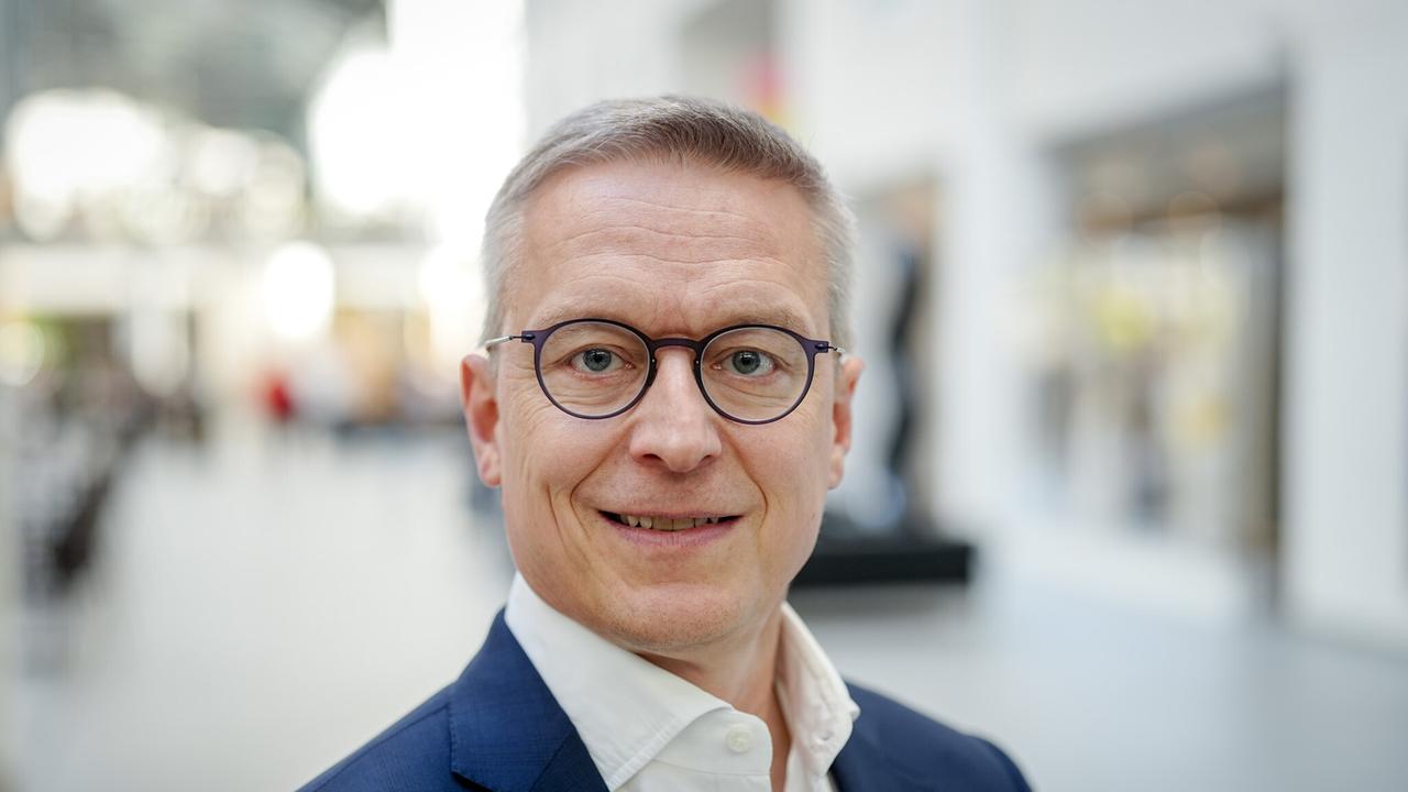 Digitalisierungsminister Karsten Wildberger blickt direkt in die Kamera.