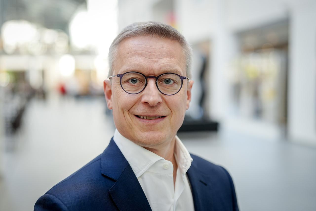 Porträt von Karsten Wildberger, designierter Bundesminister für Digitalisierung und Staatsmodernisierung. Er blickt direkt in die Kamera. Porträt von Karsten Wildberger, designierter Bundesminister für Digitalisierung und Staatsmodernisierung. Er blickt direkt in die Kamera.