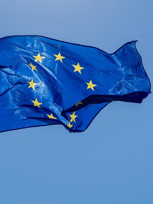 Die Flagge der Europäischen Union weht vor wolkenlosem Himmel