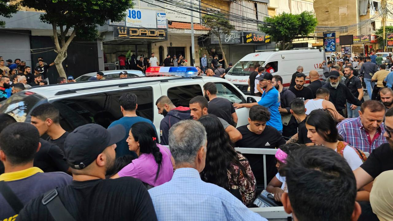 Rettungswagen kommen im Süden der libanesischen Stadt Beirut an. Die Vororte waren Ziel eines israelischen Angriffs.