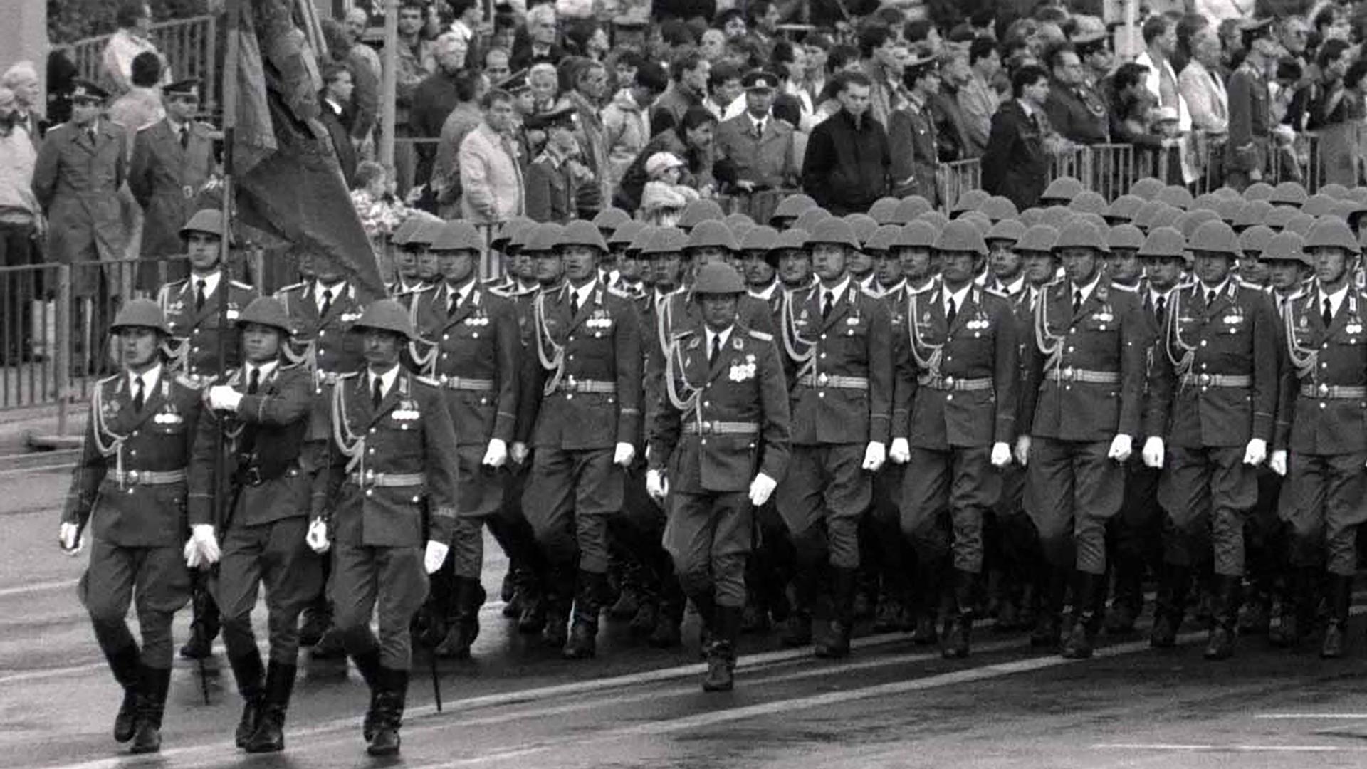 Letzte Parade der Nationalen Volksarmee zum 40. Jahrestag der DDR auf der Berliner Karl-Marx-Allee. Es war der letzte Atemzug der DDR-Führung unter Staats- und Parteichef Erich Honecker.