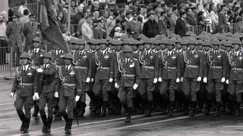 Letzte Parade der Nationalen Volksarmee zum 40. Jahrestag der DDR auf der Berliner Karl-Marx-Allee. Es war der letzte Atemzug der DDR-Führung unter Staats- und Parteichef Erich Honecker.