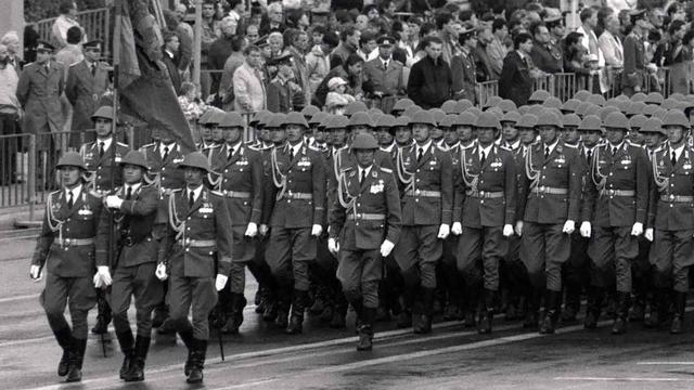 Letzte Parade der Nationalen Volksarmee zum 40. Jahrestag der DDR auf der Berliner Karl-Marx-Allee. Es war der letzte Atemzug der DDR-Führung unter Staats- und Parteichef Erich Honecker.