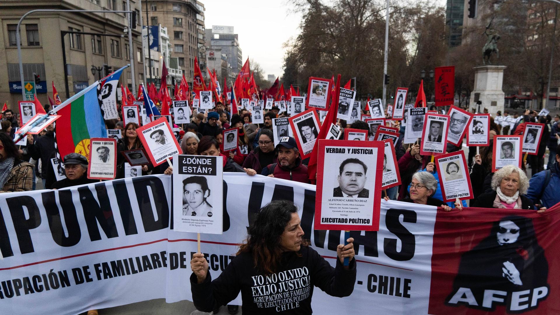 Menschen in Santiago de Chile erinnern am 50. Jahrestag des Putsches an die Ermordeten und Verschwundenen während der Pinochet-Diktatur.
