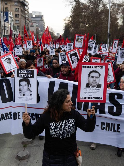 Menschen in Santiago de Chile erinnern am 50. Jahrestag des Putsches an die Ermordeten und Verschwundenen während der Pinochet-Diktatur.