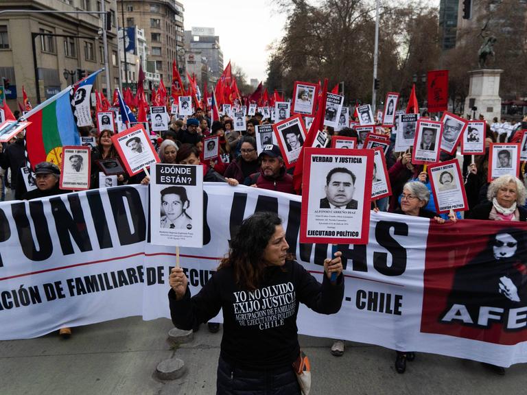 Menschen in Santiago de Chile erinnern am 50. Jahrestag des Putsches an die Ermordeten und Verschwundenen während der Pinochet-Diktatur.