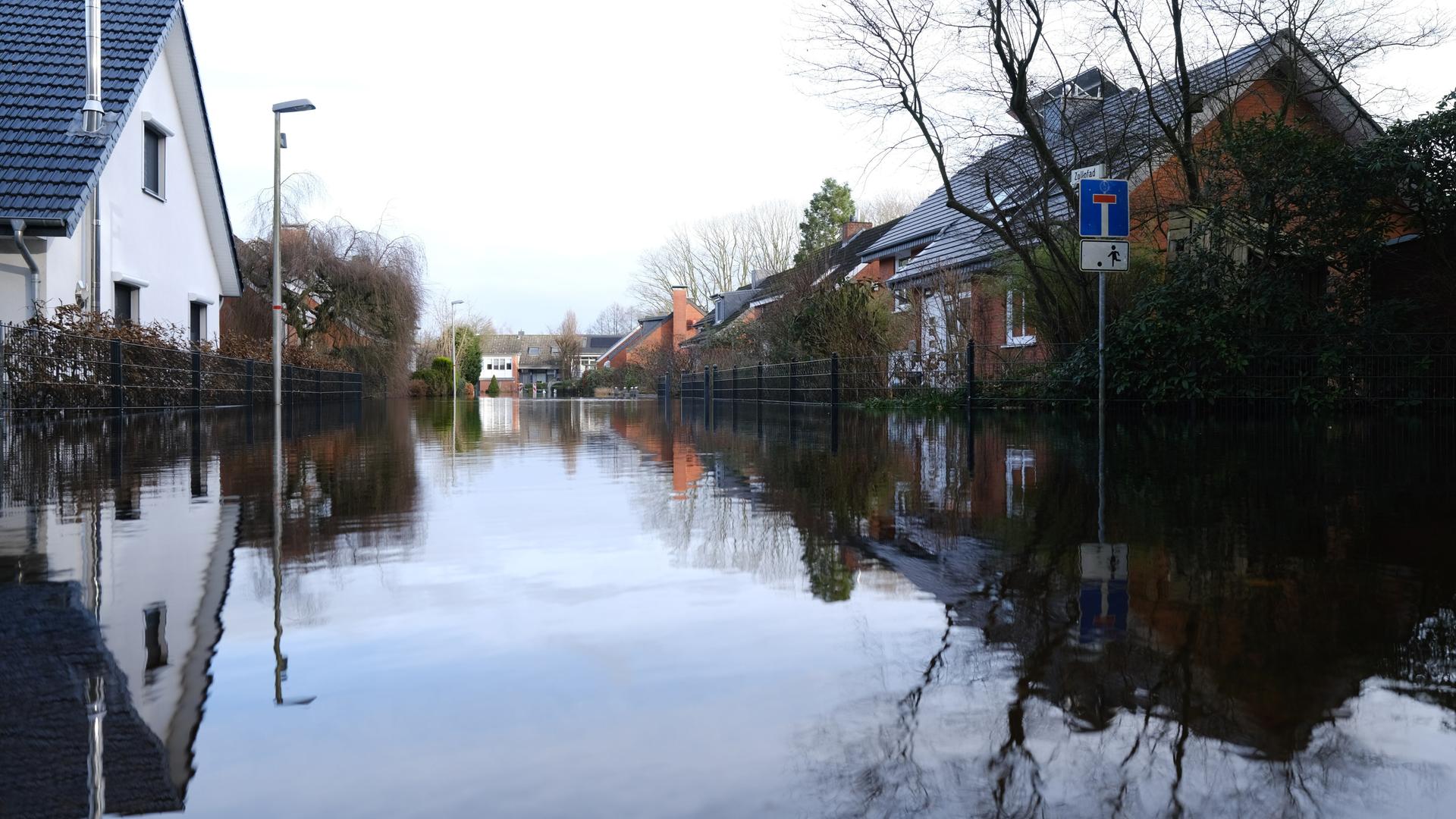 Eine Straße in einem Wohngebiet in Lilienthal steht am 30.12.2023 unter Wasser. Hier ist die Wümme über die Ufer getreten. Die Anwohnerinnen und Anwohner des Ortes können ihre Häuser nur noch mit Booten erreichen. Eine Straße in einem Wohngebiet in Lilienthal steht am 30.12.2023 unter Wasser. Hier ist die Wümme über die Ufer getreten. Die Anwohnerinnen und Anwohner des Ortes können ihre Häuser nur noch mit Booten erreichen.