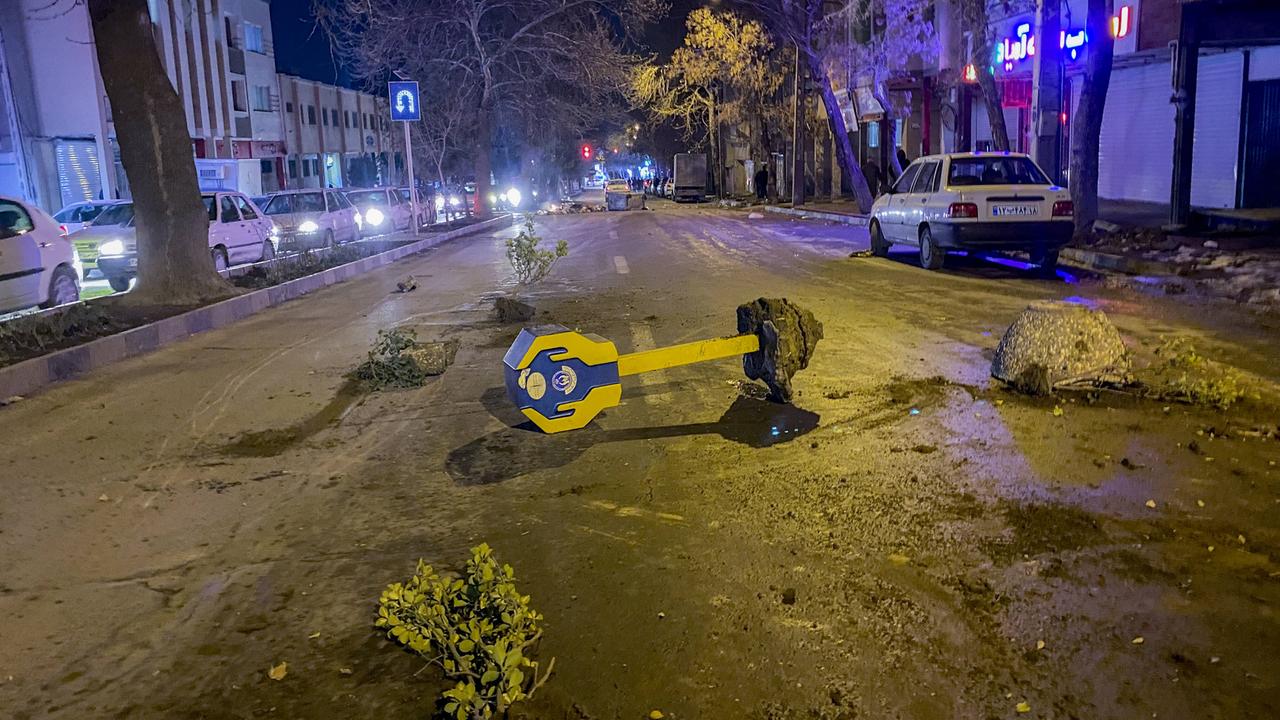 Steine, Äste und eine umgestürzte Spendenbox liegen während Unruhen im iranischen Hamedan auf einer Straße. Es handelt derzeit um die größten Proteste in der Islamischen Republik seit drei Jahren. Steine, Äste und eine umgestürzte Spendenbox liegen während Unruhen im iranischen Hamedan auf einer Straße. Es handelt derzeit um die größten Proteste in der Islamischen Republik seit drei Jahren.