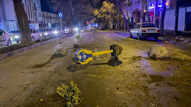 Steine, Äste und eine umgestürzte Spendenbox liegen während Unruhen im iranischen Hamedan auf einer Straße. Es handelt derzeit um die größten Proteste in der Islamischen Republik seit drei Jahren.