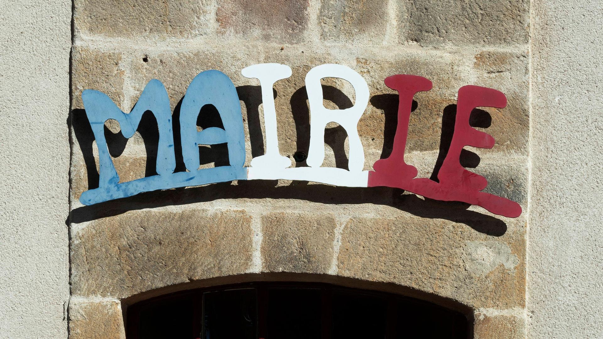 Der Schriftzug Mairie an einem französischen Rathaus in einem Dorf, Puy de Dome, Auvergne Rhone Alpes.