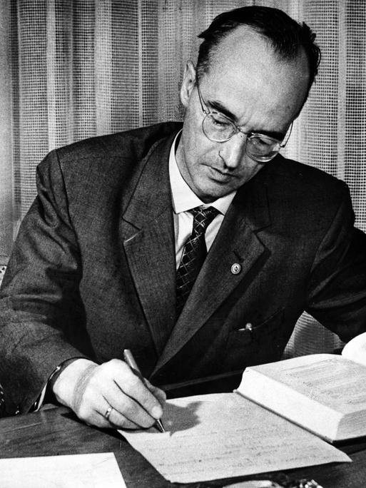 Ein historisches schwarz-weiß Foto zeigt KLAUS FUCHS (1911-1988). Fotografiert in seinem Büro als stellvertretender Direktor des Instituts für Kernforschung in Rossendorf, Dresden, Deutschland, 1959. 