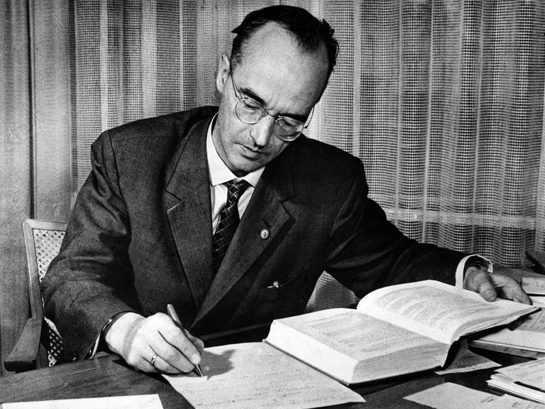 Ein historisches schwarz-weiß Foto zeigt KLAUS FUCHS (1911-1988). Fotografiert in seinem Büro als stellvertretender Direktor des Instituts für Kernforschung in Rossendorf, Dresden, Deutschland, 1959. 