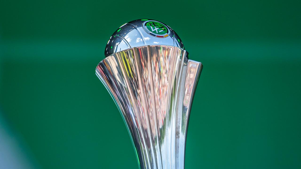 Der DFB-Pokal steht vor Spielbeginn auf einem Podest im Stadion.