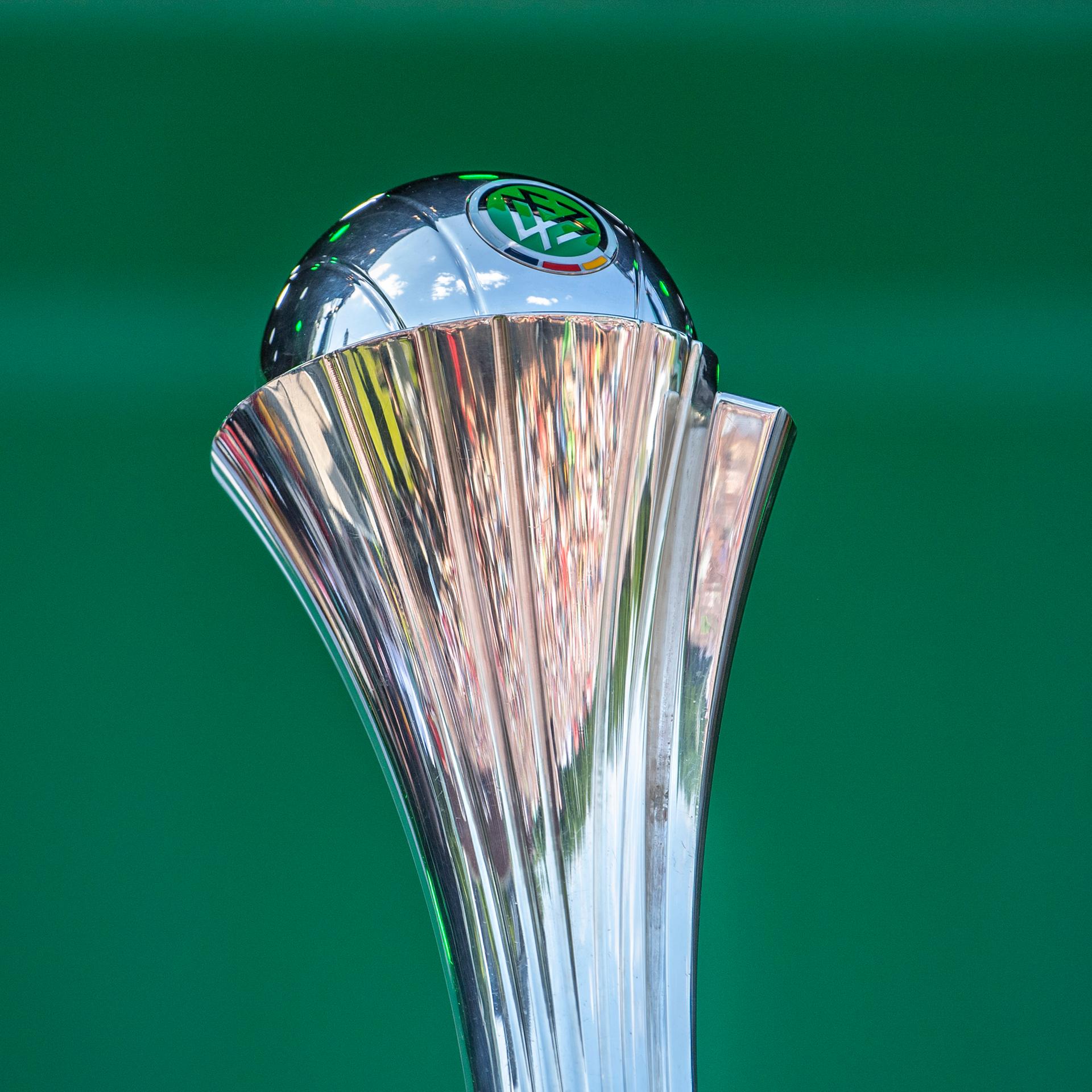 Der DFB-Pokal steht vor Spielbeginn auf einem Podest im Stadion.