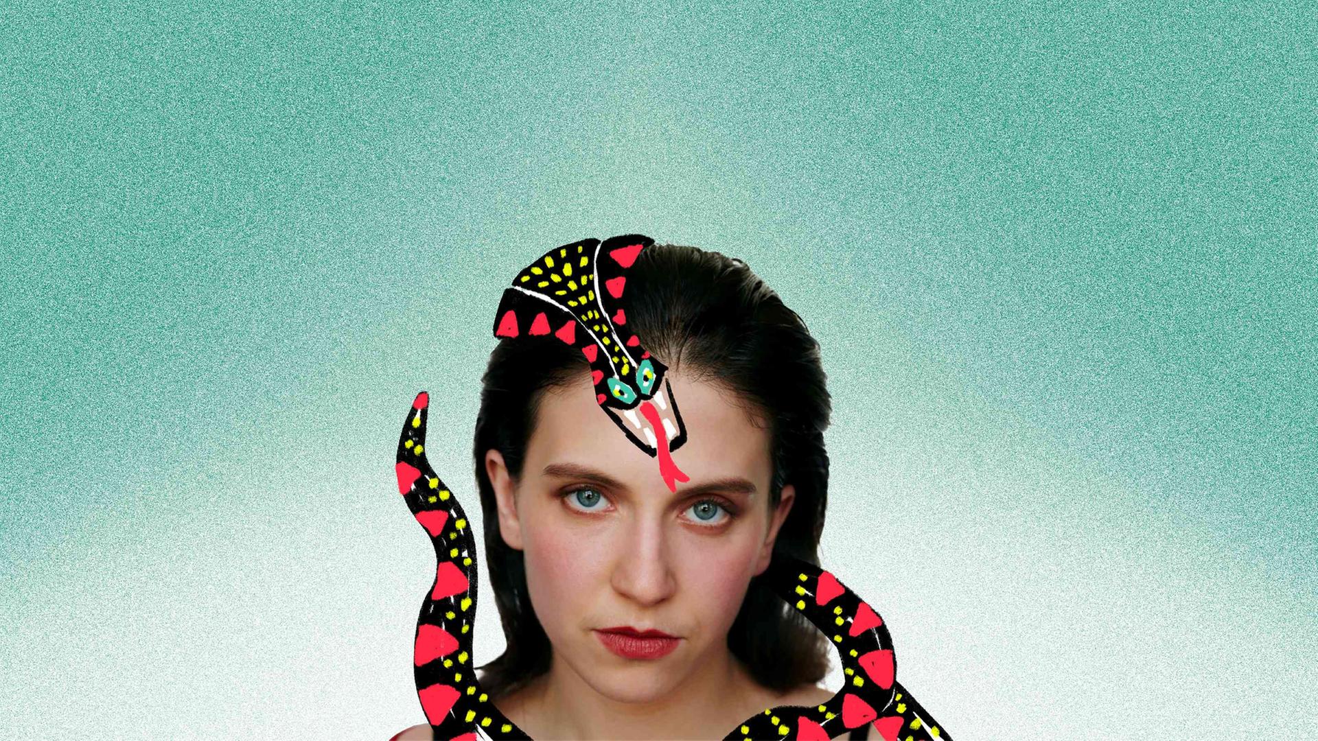 Die Schauspielerin Lea Ostrovskiy mit einer Kobra um den Hals