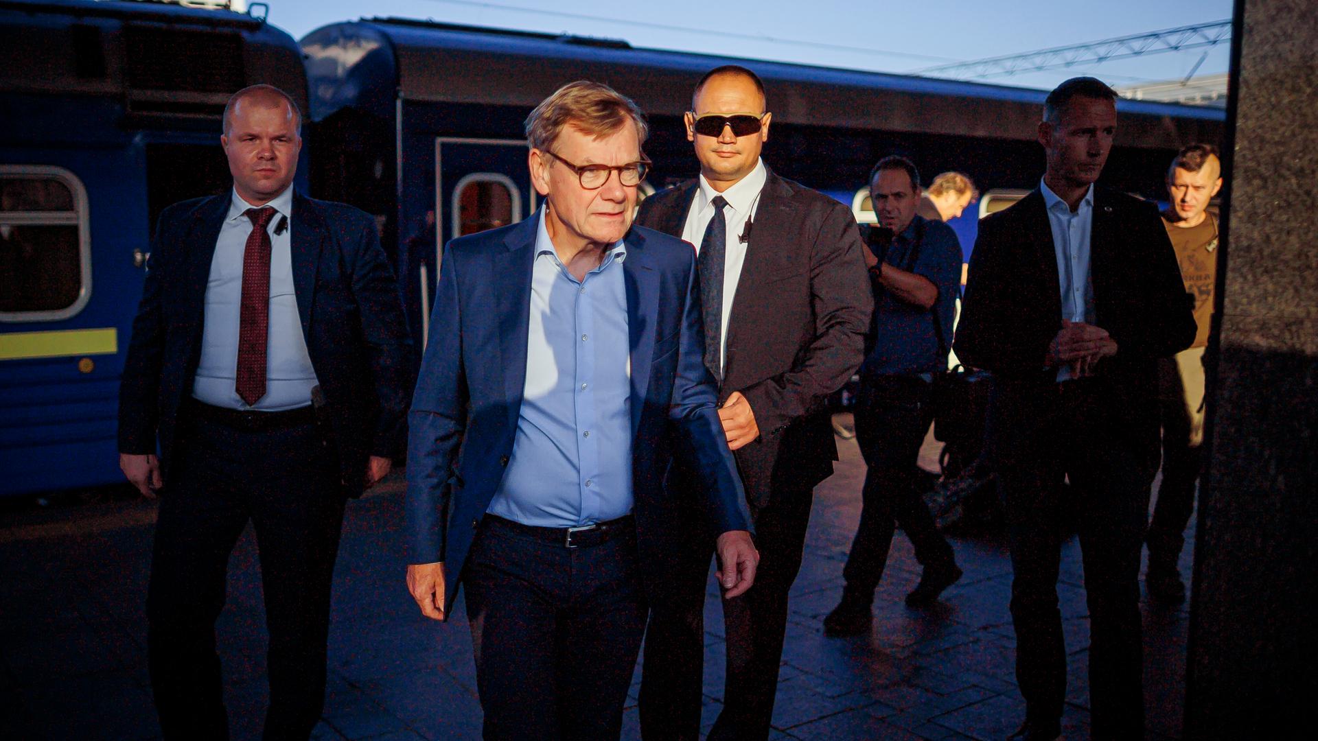 Bundesaußenminister Johann Wadephul wird bei seiner Ankunft am Bahnhof von Kiew von Personenschützern begleitet.