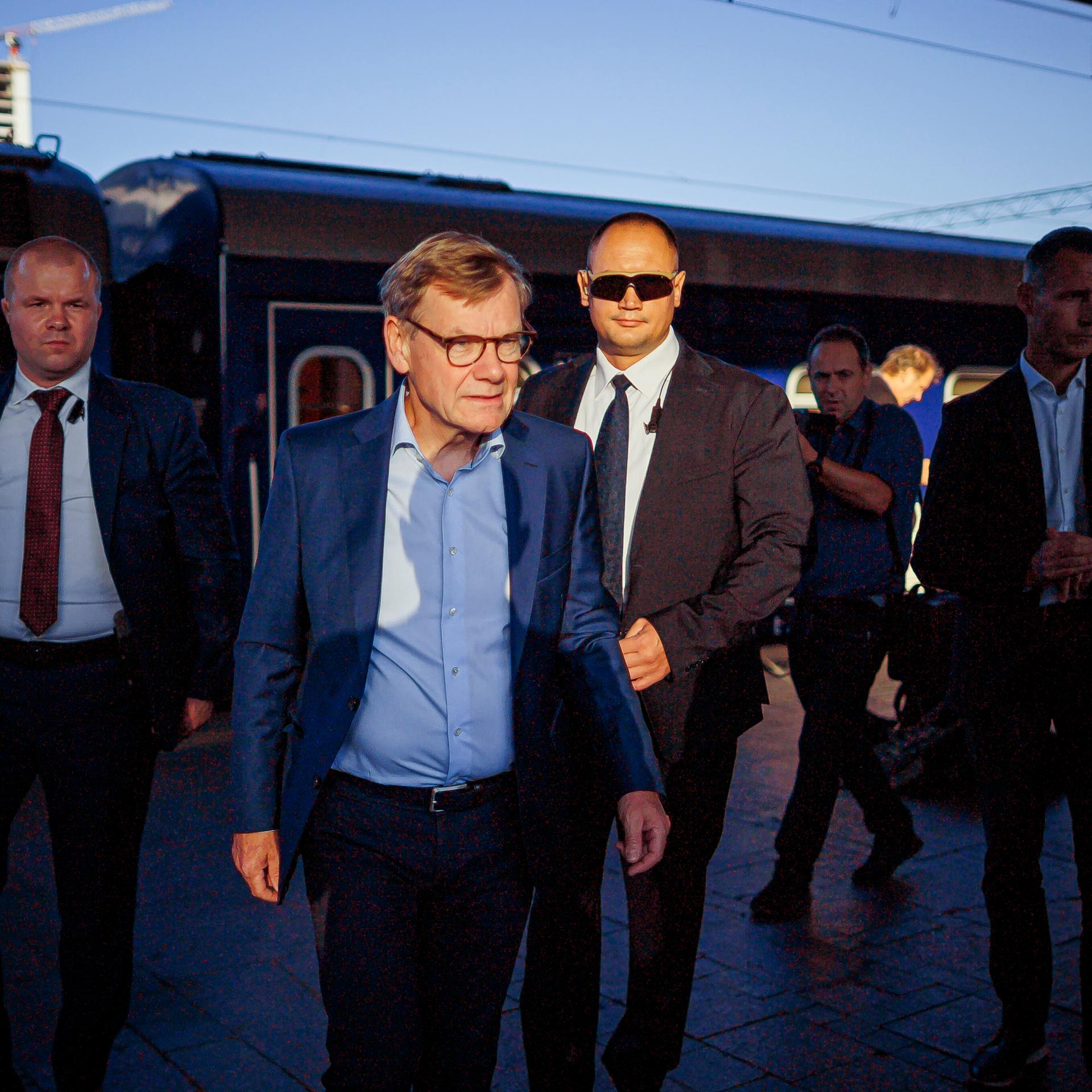 Bundesaußenminister Johann Wadephul wird bei seiner Ankunft am Bahnhof von Kiew von Personenschützern begleitet.