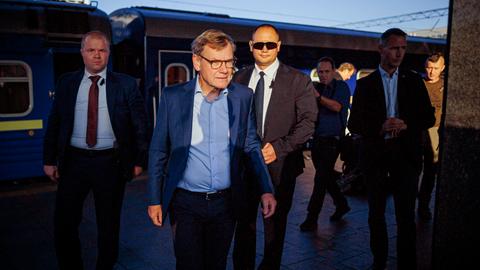 Bundesaußenminister Johann Wadephul wird bei seiner Ankunft am Bahnhof von Kiew von Personenschützern begleitet.
