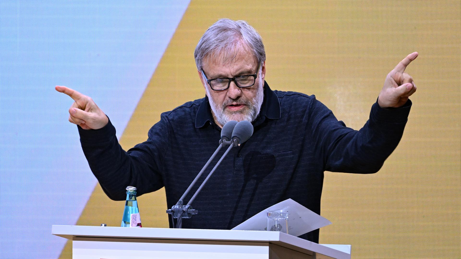 Slavoj Žižek gestikuliert am Rednerpult während der Eröffnungsfeier der Frankfurter Buchmesse.