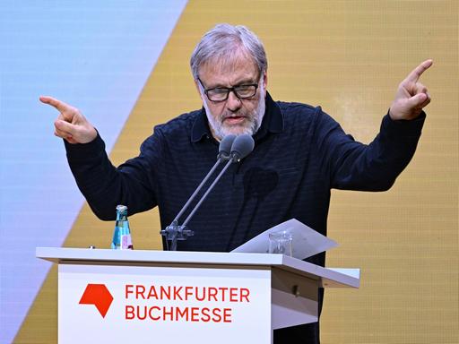 Slavoj Žižek gestikuliert am Rednerpult während der Eröffnungsfeier der Frankfurter Buchmesse.