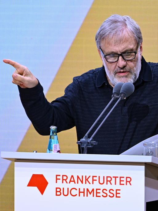 Slavoj Žižek gestikuliert am Rednerpult während der Eröffnungsfeier der Frankfurter Buchmesse.