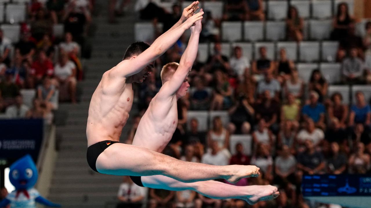Die Wasserspringer Lou Massenberg und Jonathan Schauer im Synchronsprung vom 3-m-Brett. 