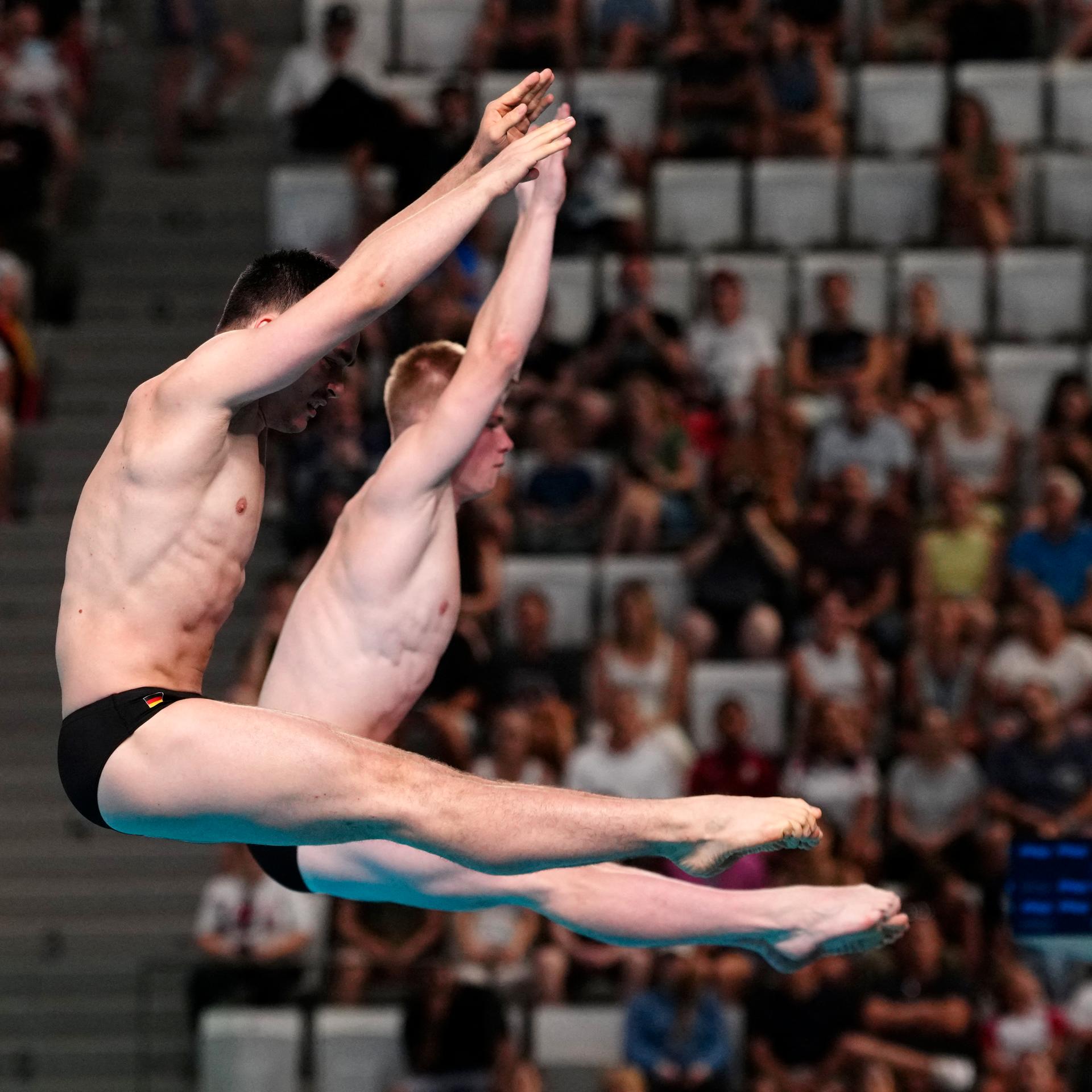 Die Wasserspringer Lou Massenberg und Jonathan Schauer im Synchronsprung vom 3-m-Brett. 