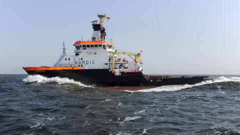 Der Bergungsschlepper "NORDIC" in voller Fahrt in der Nordsee vor der ostfriesischen Insel Borkum. 