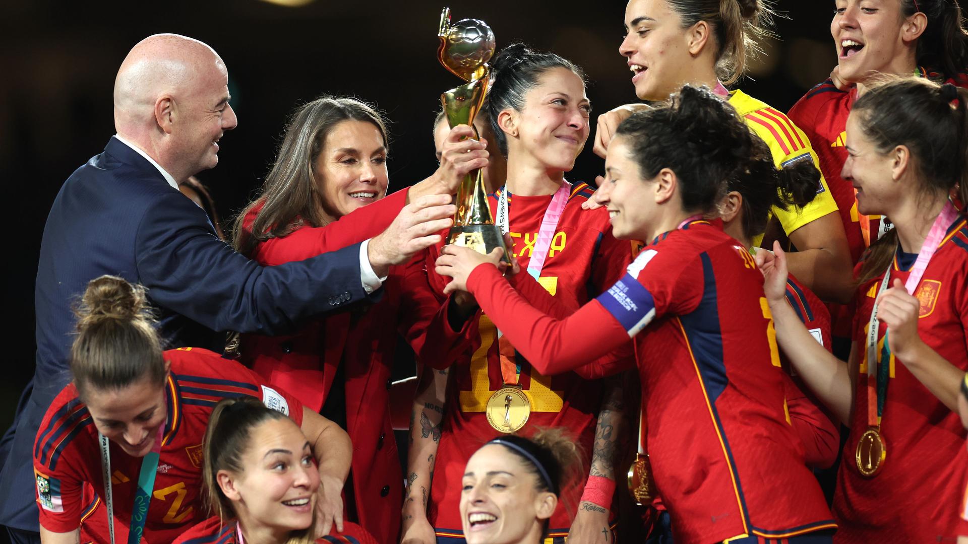 FIFA-Präsident Infatino hält gemeinsam mit einigen Spielerinnerin des spanischen Fußball-WM-Teams den Pokal