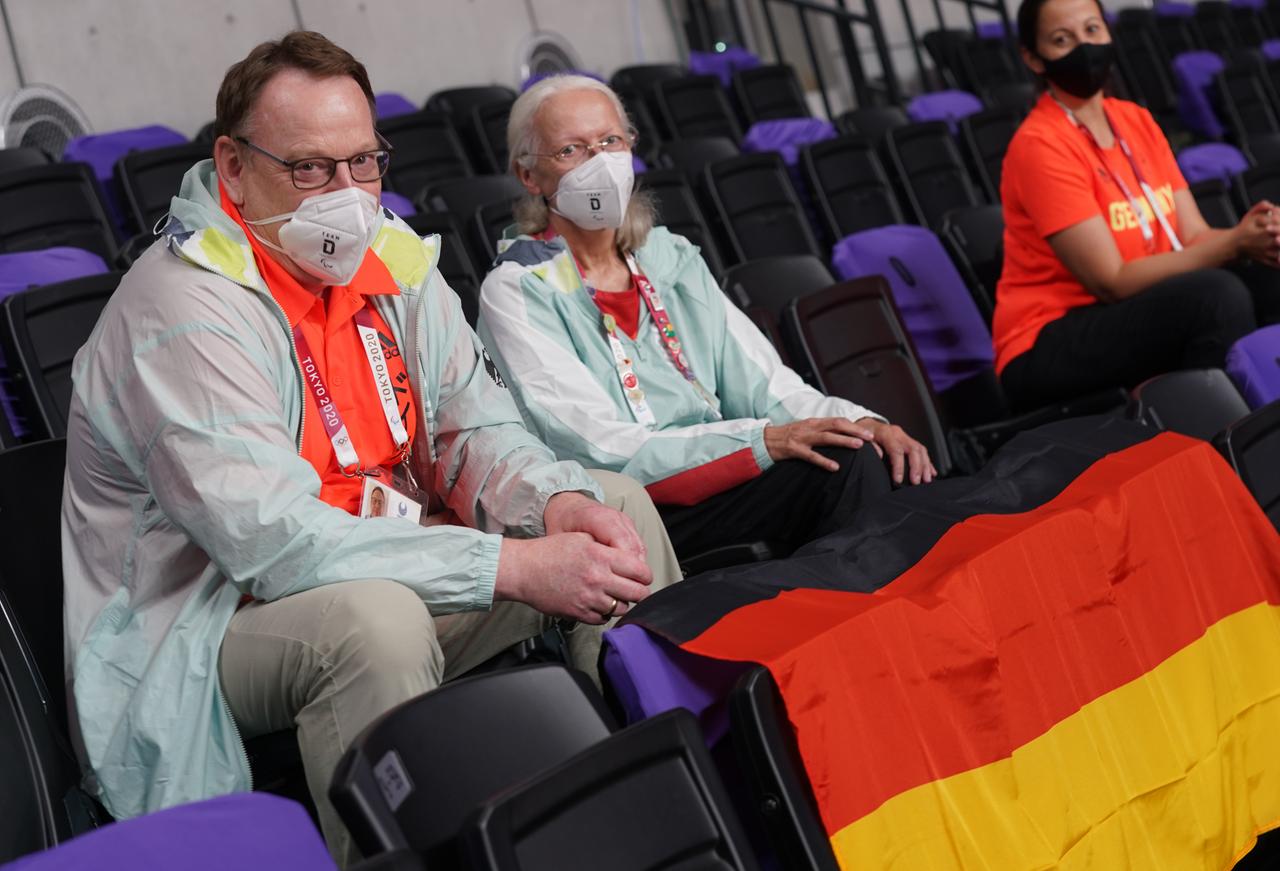 Torsten Burmester (li.), der neue DOSB-Vorstandschef sitzt neben Vera Jaron, der Vizepräsidentin des Deutschen Behindertensportverbandes