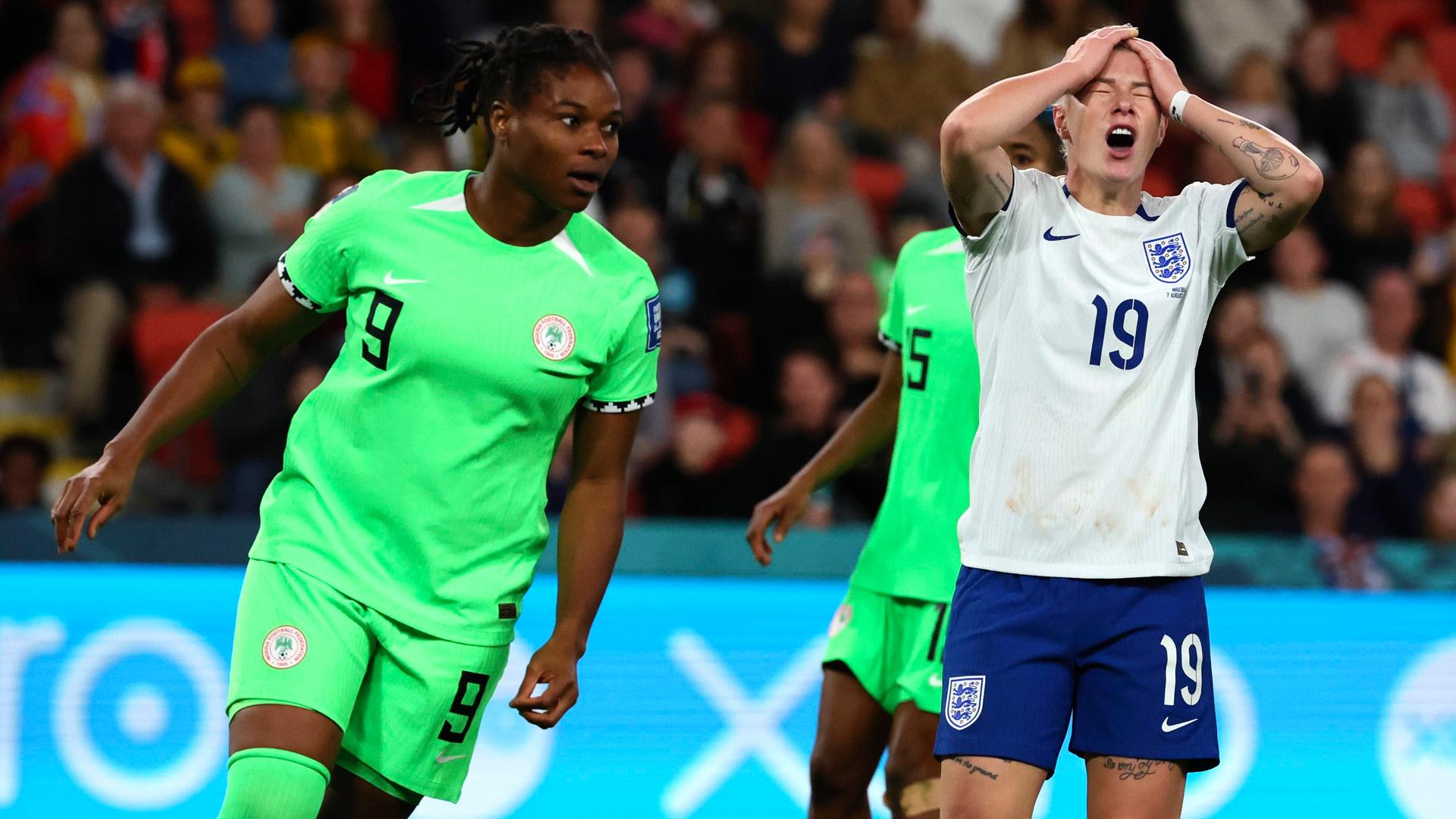 Die britische Spielerin Beth ärgert sich nach einem missglückten Elfmeter. Neben ihr freut sich eine nigerianische Spielerin. Die britische Spielerin Beth ärgert sich nach einem missglückten Elfmeter. Neben ihr freut sich eine nigerianische Spielerin.