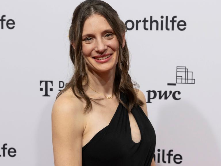Die Sportlerin Miriam Welte lächelt freundlich in die Kamera. 