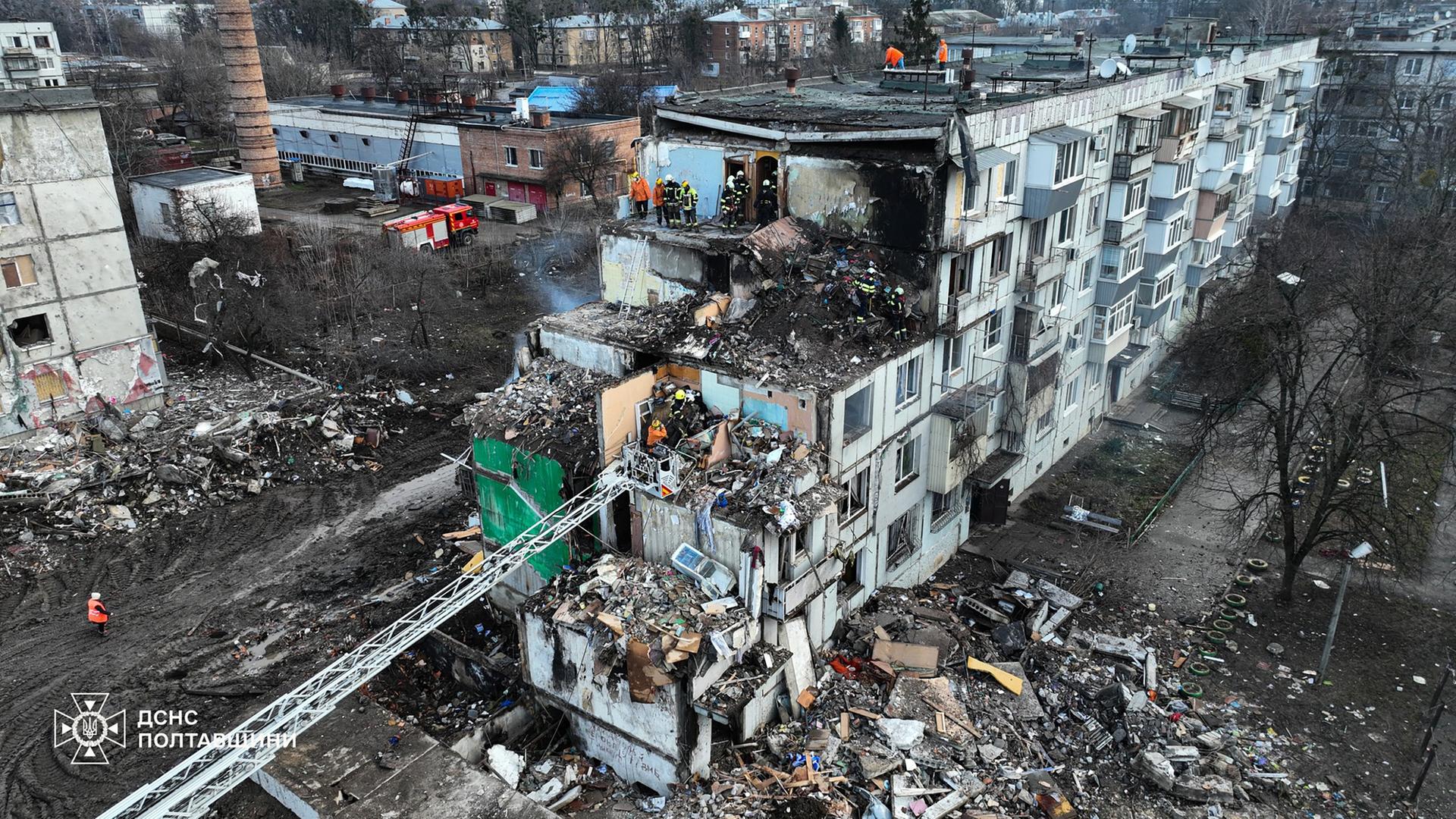 Feuerwehrleute durchsuchen ein von einem russischen Angriff völlig zerstörtes Haus in der ukrainischen Stadt Potlava.