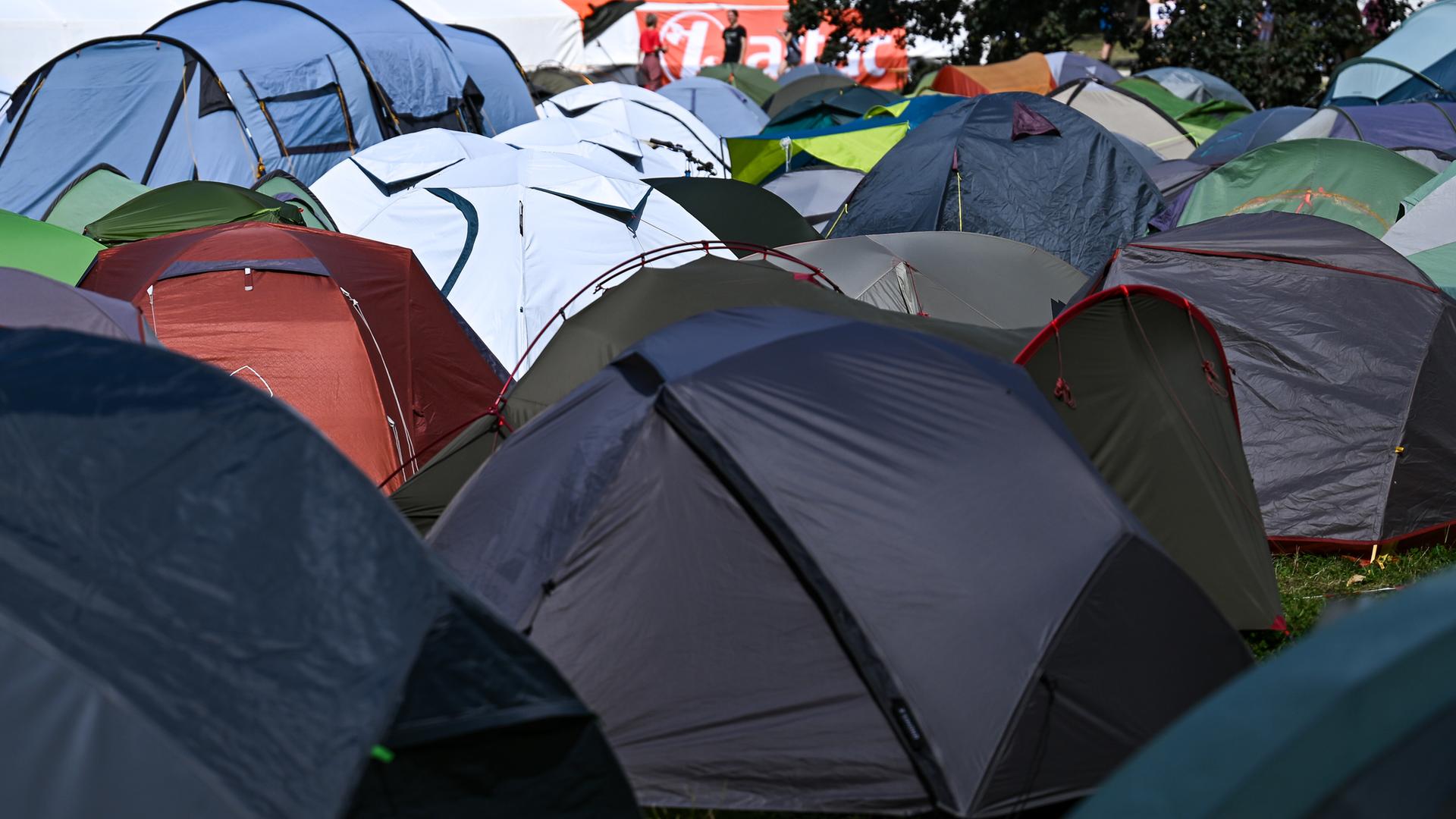 Teilnehmer haben im Camp Zelte aufgebaut. Zu den Mitveranstaltern des System Change Camps im Frankfurter Grüneburgpark zählt unter anderem eine Initiative für Klimaschutz, 21.08.2025 Foto: Eibner-Pressefoto/Florian Wiegand Teilnehmer haben im Camp Zelte aufgebaut. Zu den Mitveranstaltern des System Change Camps im Frankfurter Grüneburgpark zählt unter anderem eine Initiative für Klimaschutz, 21.08.2025 Foto: Eibner-Pressefoto/Florian Wiegand