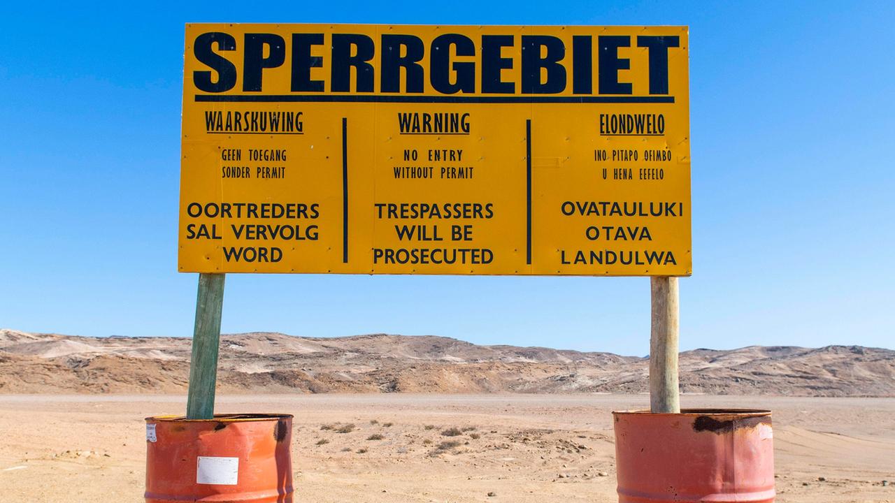 Warnschild am Diamanten-Sperrgebiet im Tsau Khaeb Nationalpark, Namibia, Afrika