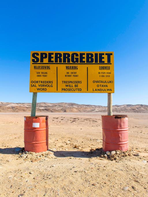 Warnschild am Diamanten-Sperrgebiet im Tsau Khaeb Nationalpark, Namibia, Afrika