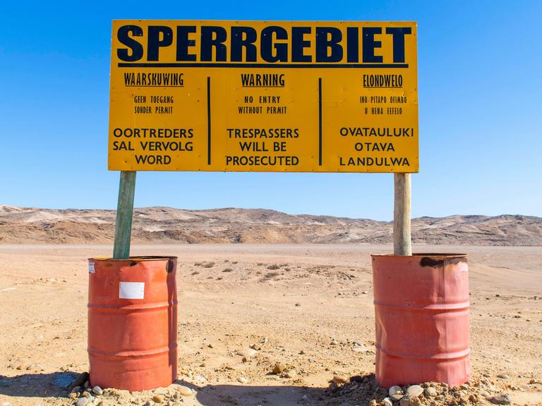 Warnschild am Diamanten-Sperrgebiet im Tsau Khaeb Nationalpark, Namibia, Afrika