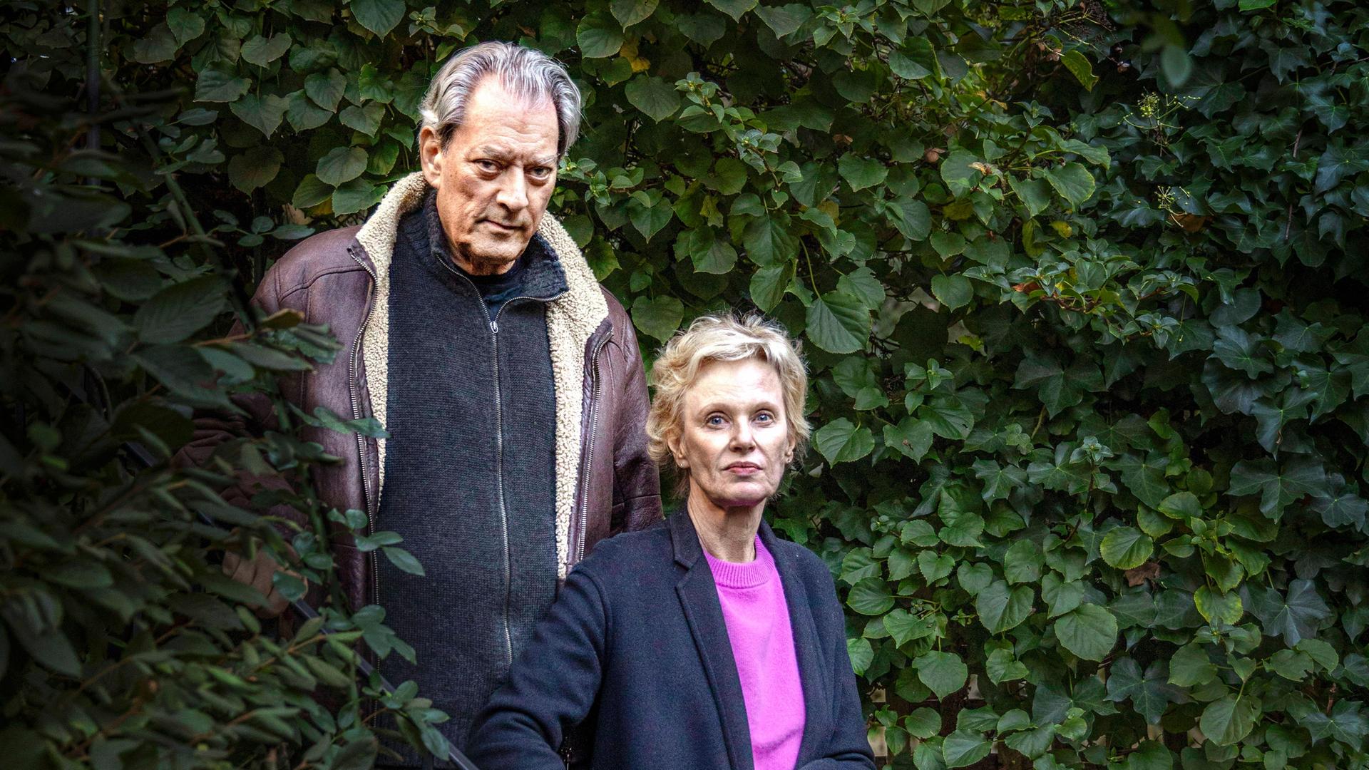 Die Schriftsteller Paul Auster und Siri Hustvedt zwischen Blattwerk in ihrem Zuhause in Brooklyn/New York 
