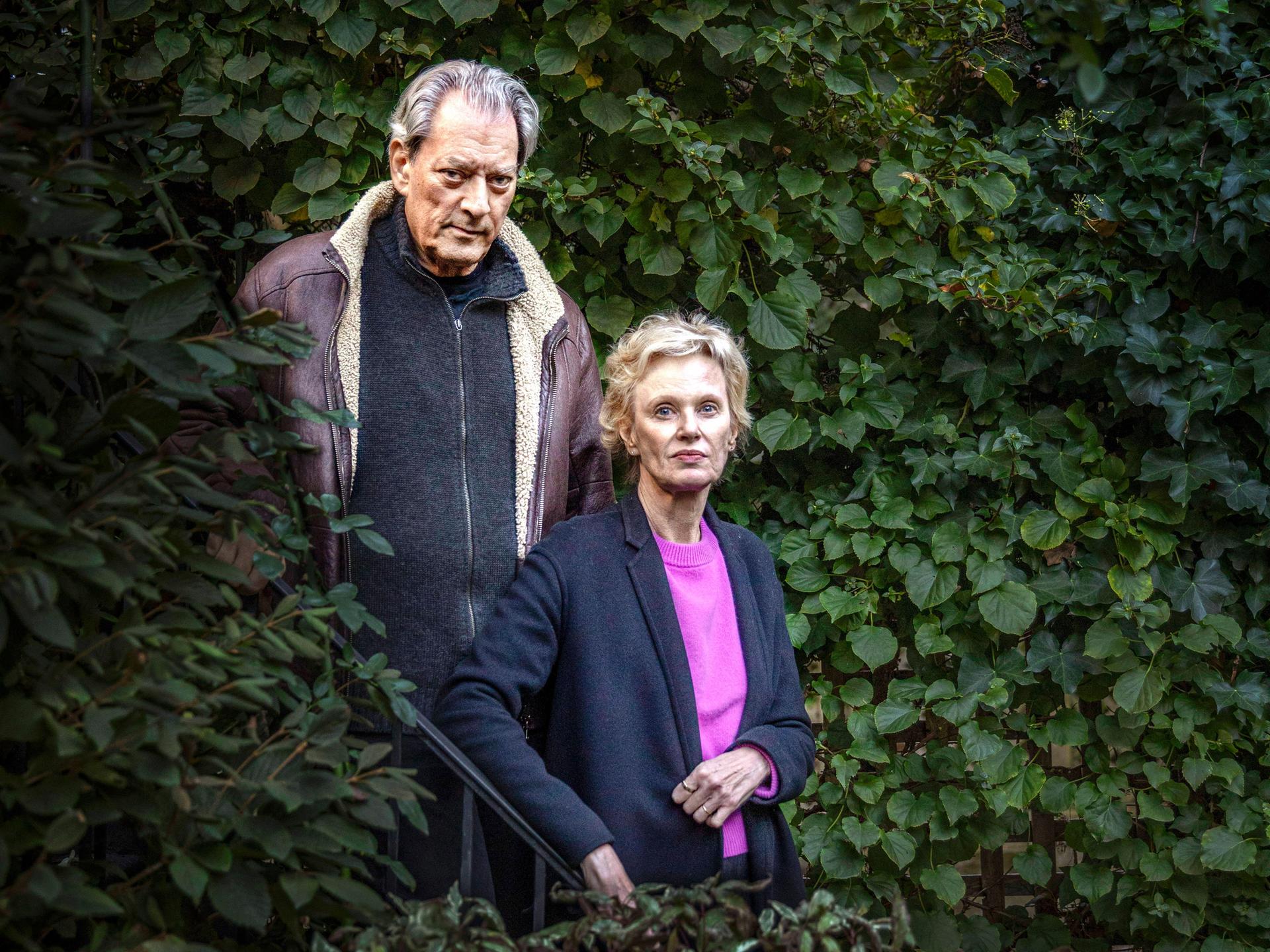 Die Schriftsteller Paul Auster und Siri Hustvedt zwischen Blattwerk in ihrem Zuhause in Brooklyn/New York 
