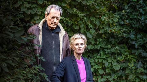 Die Schriftsteller Paul Auster und Siri Hustvedt zwischen Blattwerk in ihrem Zuhause in Brooklyn/New York 