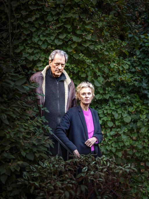 Die Schriftsteller Paul Auster und Siri Hustvedt zwischen Blattwerk in ihrem Zuhause in Brooklyn/New York 